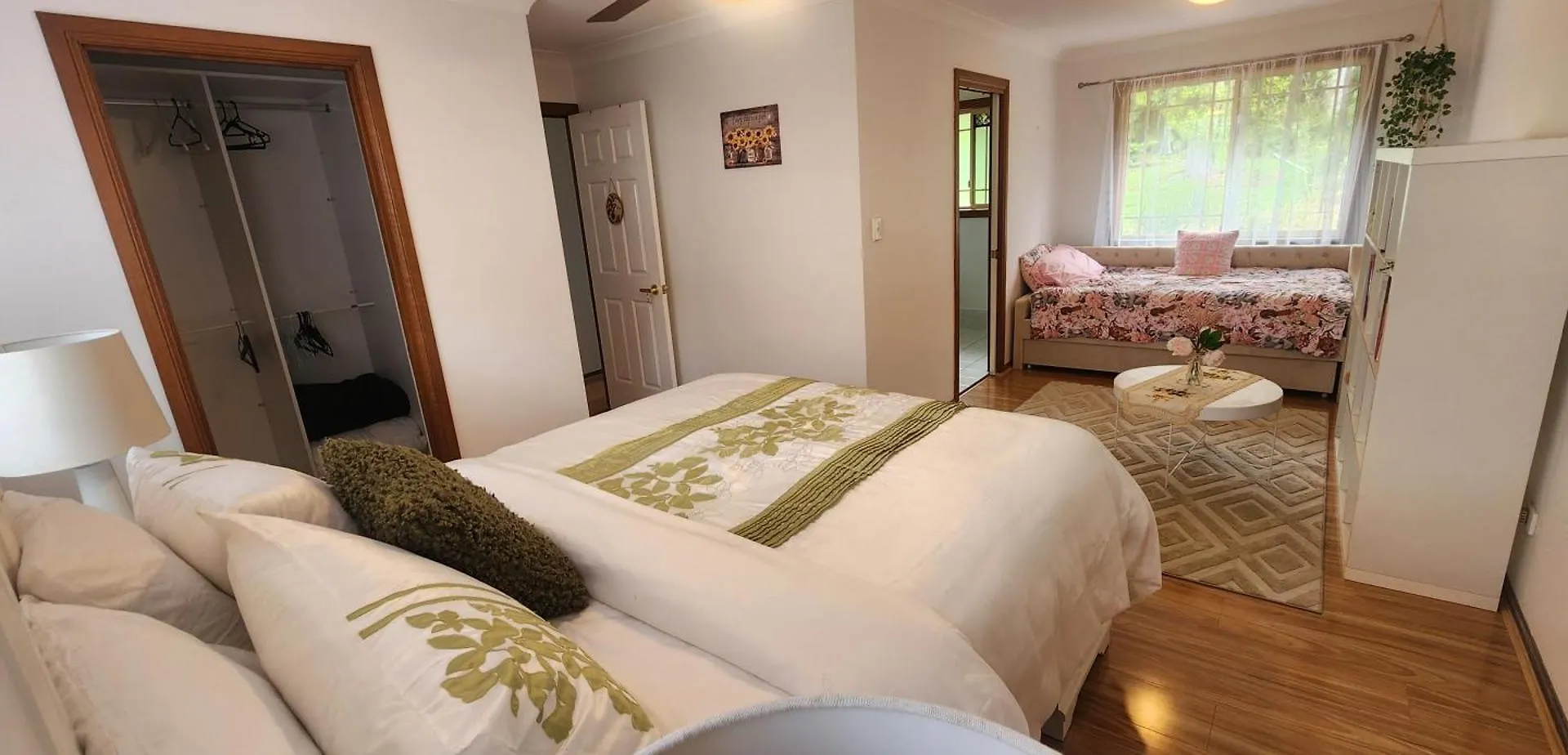 Homestay On The Hill - Close To Theme Parks Gold Coast